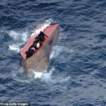 Mais de 70 migrantes temem ter morrido depois que um pequeno barco lotado virou no Mar Mediterrâneo