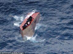 Mais de 70 migrantes temem-se mortos depois de um pequeno barco abarrotado virar na costa da Líbia Mais de 70 migrantes temem ter morrido depois que um pequeno barco lotado virou no Mar Mediterrâneo