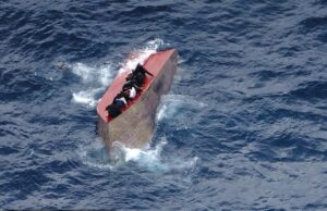 Mais de 70 migrantes temem-se mortos depois de um pequeno barco abarrotado virar na costa da Líbia Mais de 70 migrantes temem ter morrido depois que um pequeno barco lotado virou no Mar Mediterrâneo