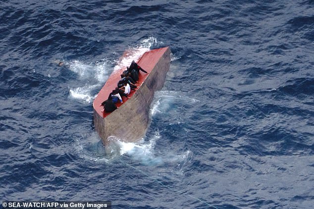 Mais de 70 migrantes temem-se mortos depois de um pequeno Mais de 70 migrantes temem ter morrido depois que um pequeno barco lotado virou no Mar Mediterrâneo