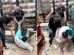 Mamdani diz que NYPD investiga policiais em prisão ‘perturbadora’ em loja de bebidas Dois detetives à paisana tentam prender um suspeito, com um detetive segurando a perna do suspeito, fazendo com que o suspeito caia no meio de garrafas quebradas em uma loja de bebidas.