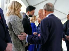 Mamdani encontra o rei Carlos III no Museu e Memorial do 11 de setembro durante visita real a Nova York Rei Carlos III e Rainha Camilla interagindo com convidados em evento.