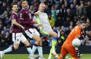 Manchester City ultrapassa o Arsenal e lidera a tabela da Premier League; Burnley rebaixado Manchester City ultrapassa o Arsenal e lidera a tabela da Premier League; Burnley rebaixado