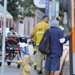 Maníaco em fuga após esfaquear passageiro em ônibus no centro de Los Angeles