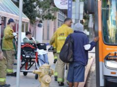 Maníaco em fuga após esfaquear passageiro em ônibus no centro de Los Angeles Maníaco em fuga após esfaquear passageiro em ônibus no centro de Los Angeles