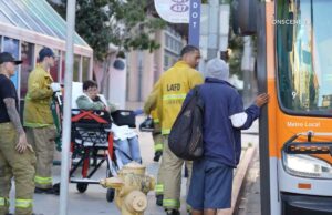 Maníaco em fuga após esfaquear passageiro em ônibus no centro de Los Angeles Maníaco em fuga após esfaquear passageiro em ônibus no centro de Los Angeles