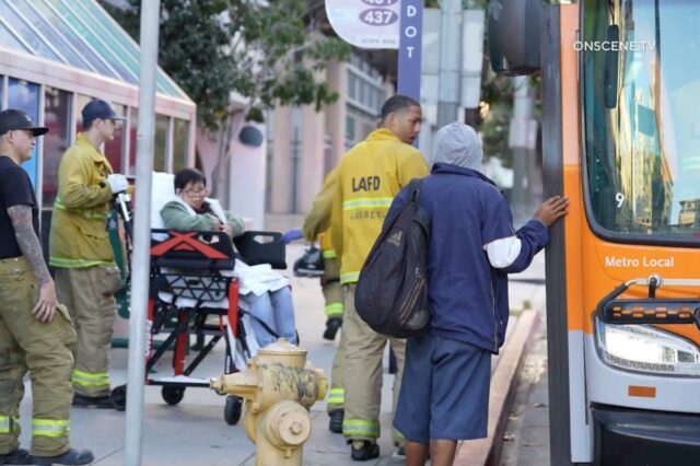 Maníaco em fuga após esfaquear passageiro em ônibus no centro de Los Angeles
