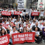 Manifestantes anti-guerra presos em Nova York pressionando o fim da venda de armas a Israel