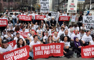 Manifestantes anti-guerra presos em Nova York pressionando o fim da venda de armas a Israel Manifestantes anti-guerra presos em Nova York pressionando o fim da venda de armas a Israel