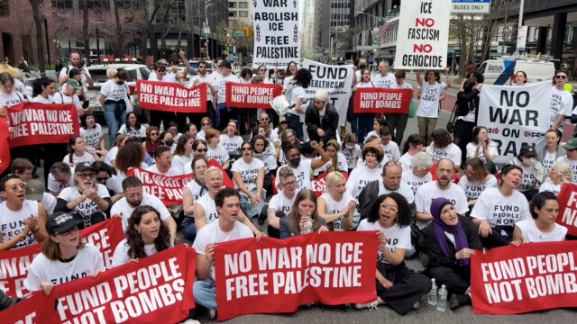 Manifestantes anti-guerra presos em Nova York pressionando o fim da venda de armas a Israel
