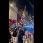 Manifestantes em frente à embaixada de Israel em Londres condenando o ataque ao Líbano