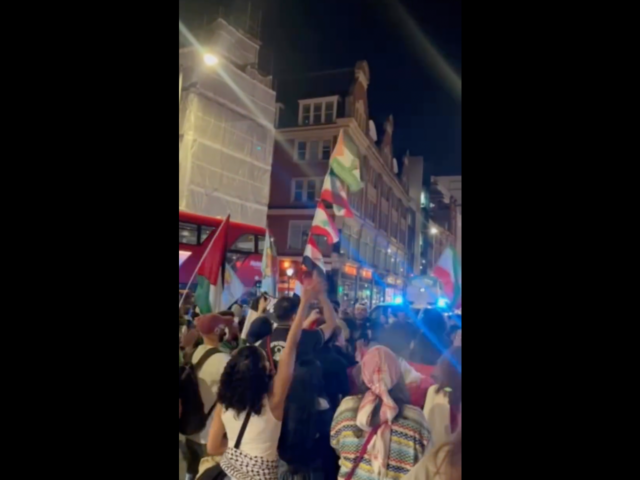 Manifestantes em frente à embaixada de Israel em Londres condenando o ataque ao Líbano
