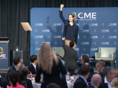 Manifestantes invadem palco antes do discurso de Anthony Albanese O ativista de 19 anos gritou