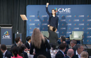 Manifestantes invadem palco antes do discurso de Anthony Albanese O ativista de 19 anos gritou