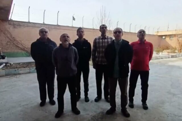 Manifestantes iranianos desafiadores cantam em um vídeo angustiante antes de serem enforcados: “O trono do tirano será destruído”
