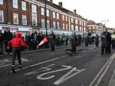 Manifestantes jogam objetos na polícia e exigem respostas após mulher estuprada em Epsom A polícia de Surrey condenou as pessoas a não especularem sobre as descrições dos suspeitos (Getty)