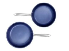 Marcas populares de salteadores emitem recall sobre mau funcionamento perigoso que deixou os usuários com queimaduras Duas frigideiras Granitestone Diamond Pro azuis com alças de metal.