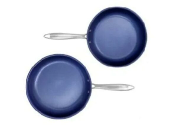 Marcas populares de salteadores emitem recall sobre mau funcionamento perigoso Duas frigideiras Granitestone Diamond Pro azuis com alças de metal.