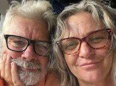 Marido de mulher norte-americana que desapareceu nas Bahamas escorrega no oceano e fica ferido enquanto era transportado pela polícia Brian Hooker, 59, caiu de um barco e sofreu dores nos joelhos e escoriações na quarta-feira