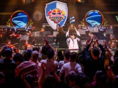 MarineLorD vence torneio ‘Age of Empires’ e é coroado o melhor jogador do mundo A man holding a trophy aloft in front of a crowd