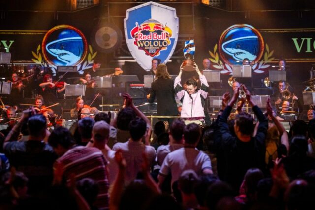 MarineLorD vence torneio 'Age of Empires' e é coroado o A man holding a trophy aloft in front of a crowd