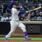 Mark Vientos dá o sinal verde na oitava entrada da vitória do Mets por 3-2 sobre os Twins em 22 de abril de 2026 no Citi Field.