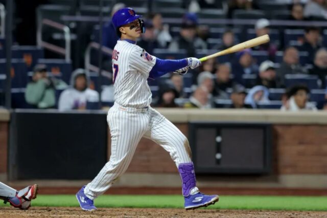 Mark Vientos dá o sinal verde na oitava entrada da vitória do Mets por 3-2 sobre os Twins em 22 de abril de 2026 no Citi Field.