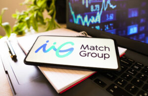 Match Group investe US$ 100 milhões no Sniffies, um aplicativo de cruzeiro para gays The Match Group Inc. logo is displayed on a smartphone screen.