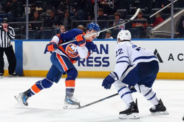 Matthew Schaefer #48 do New York Islanders dá um arremesso de primeiro período contra Jake McCabe #22 e o Toronto Maple Leafs na UBS Arena em 09 de abril de 2026 em Elmont, Nova York. 