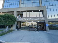 Médico acusado após recém-nascido morrer em circuncisão supostamente dolorosa Exterior do Garden Grove Medical Plaza com uma árvore, bancos e estacionamento visíveis.