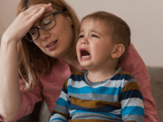 Médico alerta que esta reação moldará o desenvolvimento dos bebês: ‘Perigosa’ Uma mulher estressada e uma criança chorando.