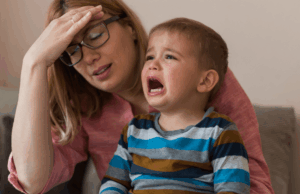 Médico alerta que esta reação moldará o desenvolvimento dos bebês: ‘Perigosa’ Uma mulher estressada e uma criança chorando.