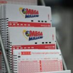 Bilhetes de loteria para o jackpot da Mega Millions em 8 de agosto de 2023 em Nova York.