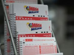 Mega Millions salta para US$ 163 milhões antes do sorteio desta noite Bilhetes de loteria para o jackpot da Mega Millions em 8 de agosto de 2023 em Nova York.