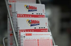 Mega Millions salta para US$ 163 milhões antes do sorteio desta noite Bilhetes de loteria para o jackpot da Mega Millions em 8 de agosto de 2023 em Nova York.