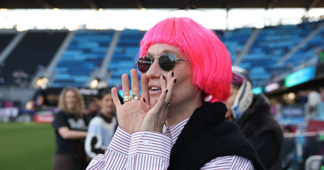 Megan Rapinoe critica as Olimpíadas por proibição de atletas trans Megan Rapinoe critica as Olimpíadas por proibição de atletas trans e afirma que eles não seguiram a 'ciência'