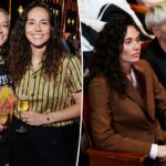 Sue Bird e Megan Rapinoe sentadas ao lado da quadra nas finais da WNBA.