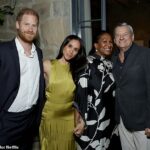 O duque e a duquesa de Sussex posam para uma foto com o chefe da Netflix, Ted Sarandos, e sua esposa Nicole Avant em Montecito na noite de sexta-feira