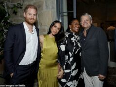 Meghan conversa com a esposa do chefe da Netflix, Ted Sarandos, enquanto os Sussex se misturam em uma festa repleta de estrelas em Montecito O duque e a duquesa de Sussex posam para uma foto com o chefe da Netflix, Ted Sarandos, e sua esposa Nicole Avant em Montecito na noite de sexta-feira