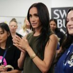 Meghan diz aos fãs que ela sofreu bullying online ‘todos os dias durante 10 anos’ e se tornou a ‘pessoa mais trollada do mundo’ enquanto o príncipe Harry sofre um momento estranho de selfie com um repórter de TV australiano