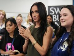 Meghan diz aos fãs que ela sofreu bullying online ‘todos os dias durante 10 anos’ e se tornou a ‘pessoa mais trollada do mundo’ enquanto o príncipe Harry sofre um momento estranho de selfie com um repórter de TV australiano Meghan diz aos fãs que ela sofreu bullying online ‘todos os dias durante 10 anos’ e se tornou a ‘pessoa mais trollada do mundo’ enquanto o príncipe Harry sofre um momento estranho de selfie com um repórter de TV australiano