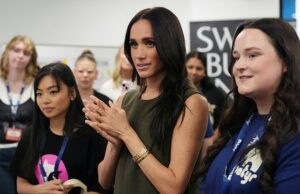 Meghan diz aos fãs que ela sofreu bullying online ‘todos os dias durante 10 anos’ e se tornou a ‘pessoa mais trollada do mundo’ enquanto o príncipe Harry sofre um momento estranho de selfie com um repórter de TV australiano Meghan diz aos fãs que ela sofreu bullying online ‘todos os dias durante 10 anos’ e se tornou a ‘pessoa mais trollada do mundo’ enquanto o príncipe Harry sofre um momento estranho de selfie com um repórter de TV australiano