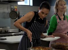 Meghan serve comida para mulheres em serviço comunitário Meghan serve comida para mulheres em serviço comunitário
