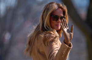 Melania Trump emerge das sombras – sem nada a oferecer A primeira-dama Melania Trump chega, acompanhada por um robô, para assistir ao