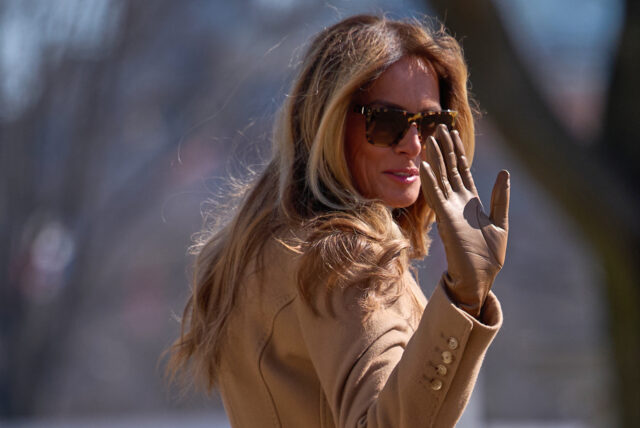 A primeira-dama Melania Trump chega, acompanhada por um robô, para assistir ao 