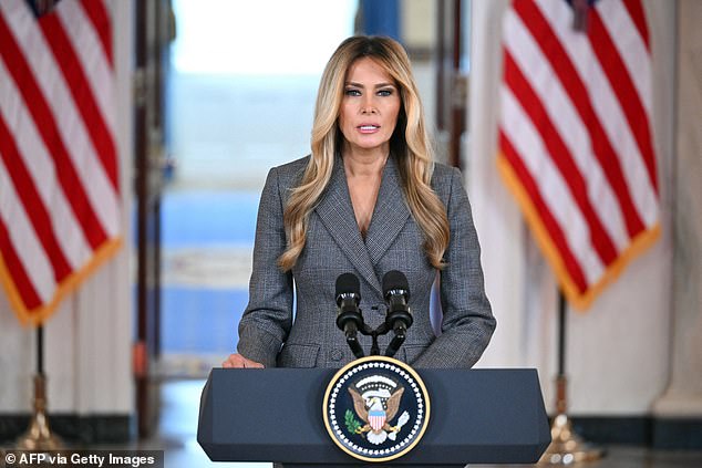 Melania Trump faz declaração chocante dizendo que 'mentiras' que a 'Nunca fui amiga de Epstein', disse Melania Trump durante um discurso na Casa Branca na tarde de quinta-feira