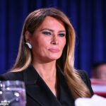 A primeira-dama dos EUA, Melania Trump, participa do jantar dos correspondentes da Casa Branca no Washington Hilton em Washington, DC, em 25 de abril de 2026. O presidente Trump participa da gala anual da imprensa política pela primeira vez enquanto está no cargo