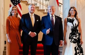 Melania conhece Máxima! Primeira-dama recebe a elegante rainha holandesa na Casa Branca para pernoite O rei Willem-Alexander e a rainha Maxima posaram para fotos com o presidente Donald Trump e sua esposa Melania Trump na Casa Branca na segunda-feira
