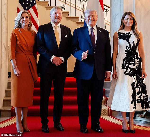 Melania conhece Máxima! Primeira-dama recebe a elegante rainha holandesa na O rei Willem-Alexander e a rainha Maxima posaram para fotos com o presidente Donald Trump e sua esposa Melania Trump na Casa Branca na segunda-feira