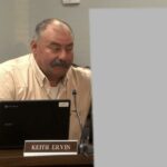 Membro do conselho escolar do Tennessee que disse ao aluno 'Deus, você é gostoso' criticou a defesa mansa por comentário assustador